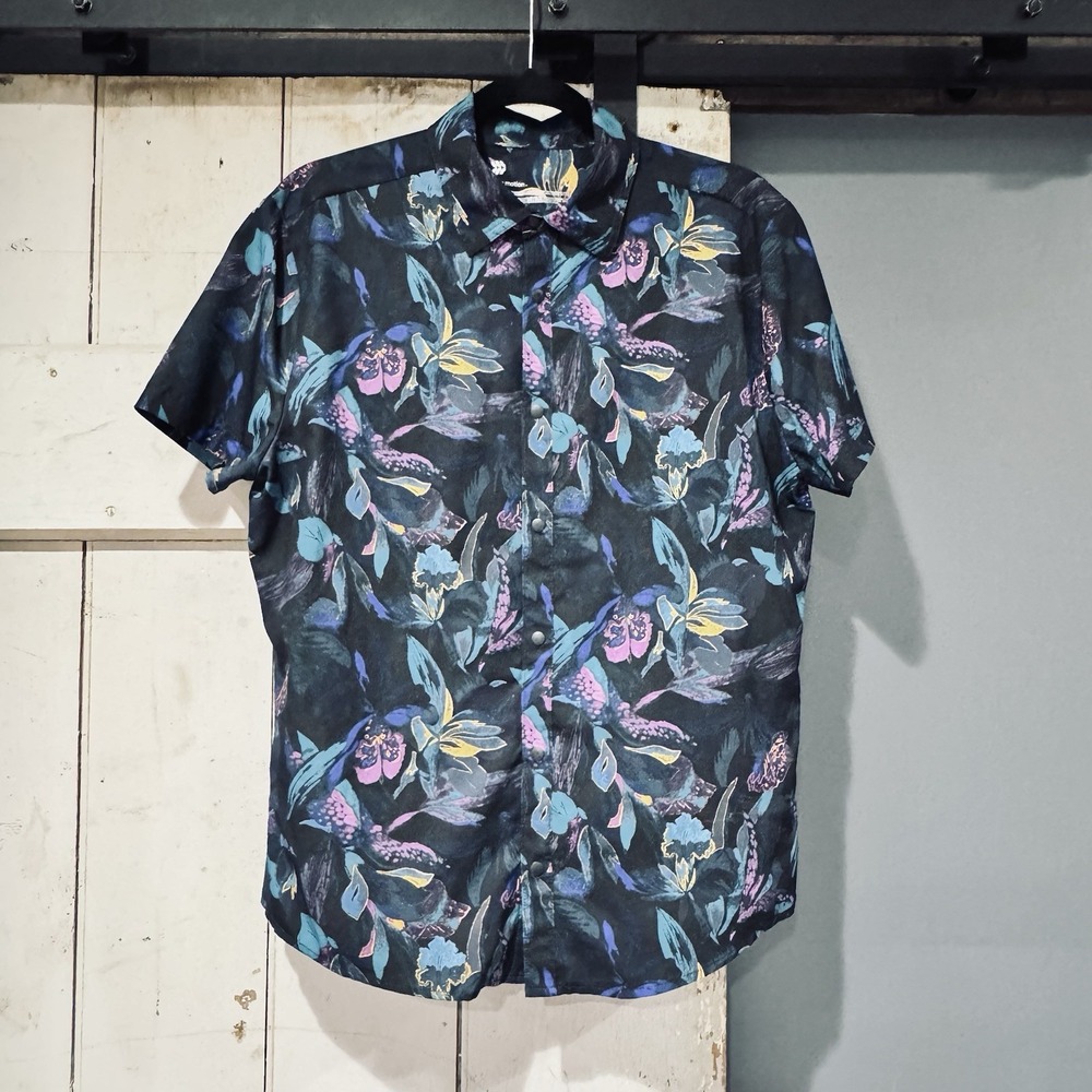 All In Motion Collared Snap Button Up Fitted Patterned T-Shirt‎ Mens Size Medium